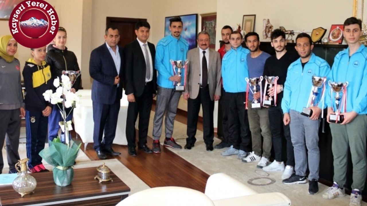 Şampiyon sporcular Rektör’ü ziyaret etti