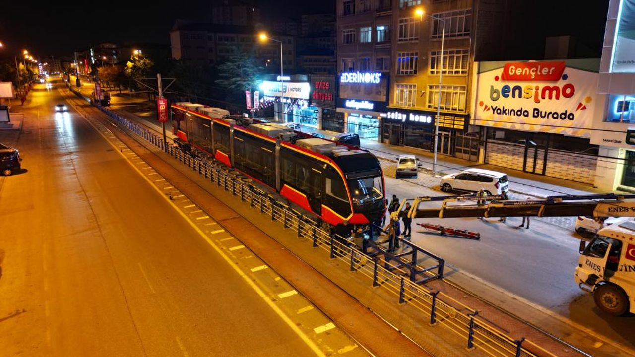 Talas Mevlana-Cumhuriyet Meydanı Raylı Sistem Hattının İlk Tramvayı Raylara İndi