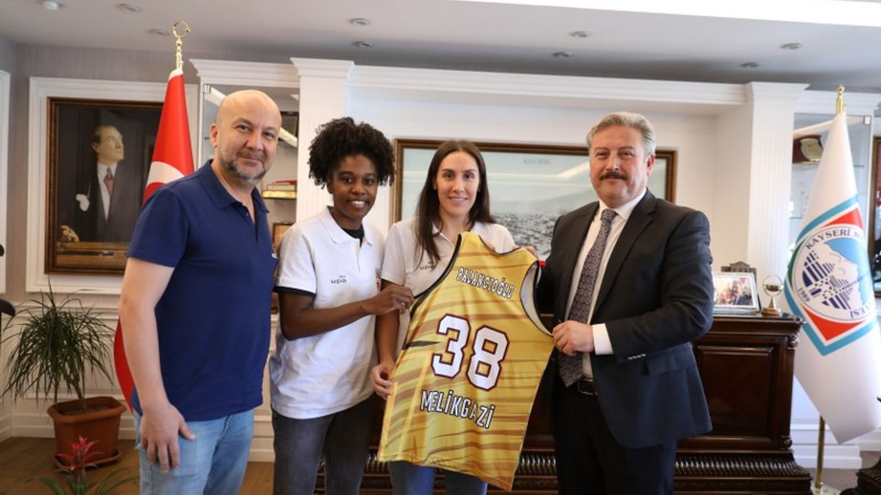 Melikgazi Kadın Basketbol Takımı Başkan Palancıoğlu’nu Ziyaret Etti