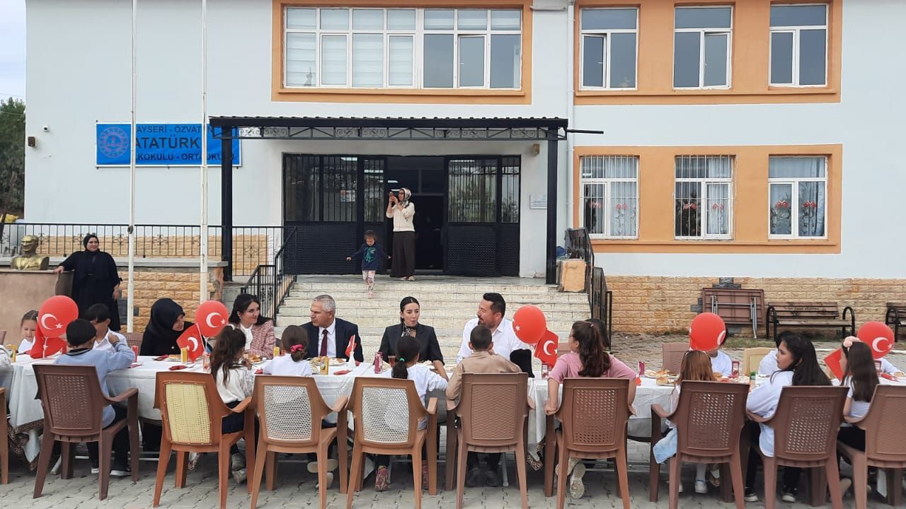 Atatürk İlkokulu ve Ortaokulu öğretmen ve öğrencilerinden ‘Cumhuriyet Sofrası’