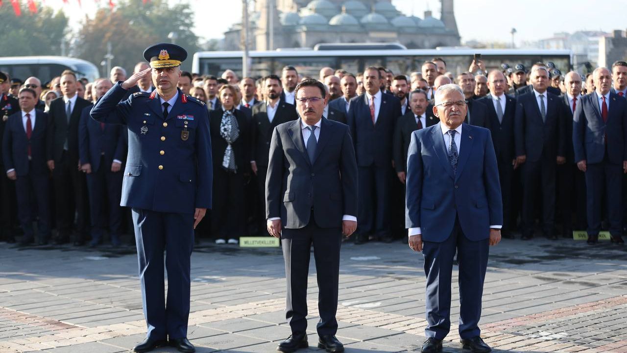 Cumhuriyet'in 100'üncü Yılında Gazi Mustafa Kemal Atatürk Anıldı