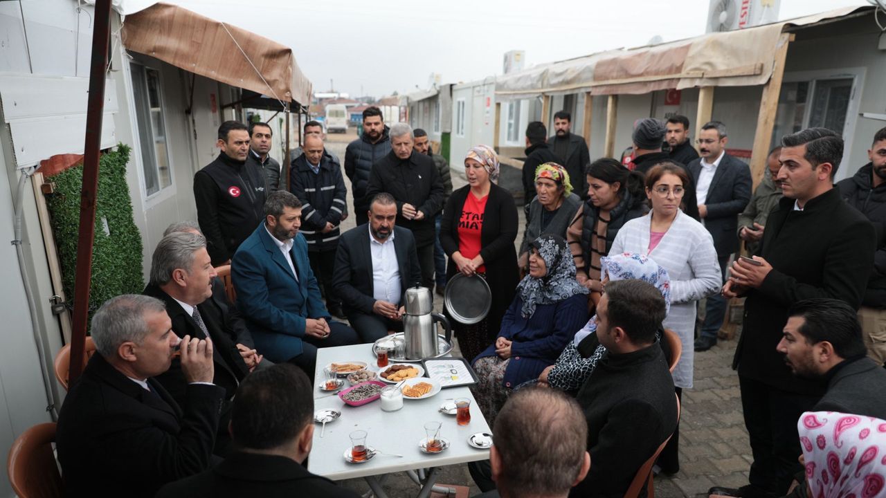 Kayseri'nin Yardım Tırları, Kardeş Belediye Yeşilyurt'a Teslim Edildi