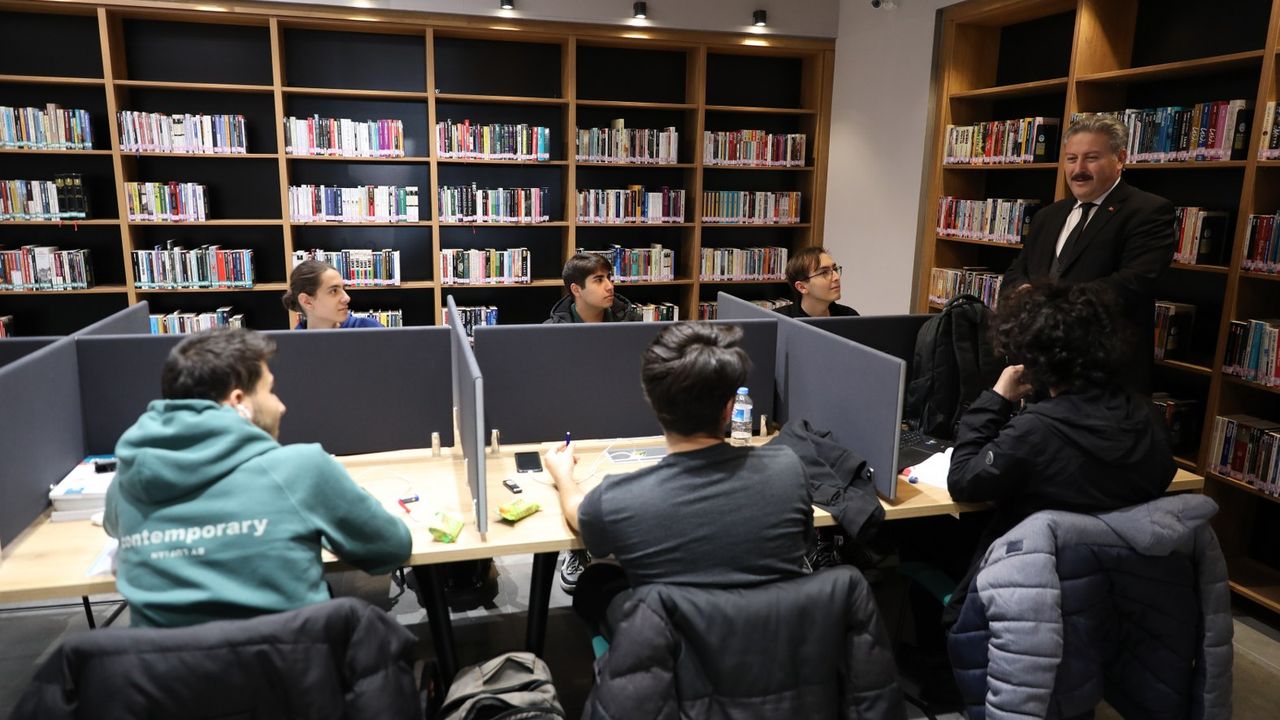 Palancıoğlu Kütüphanede Gençlerle Sohbet Etti