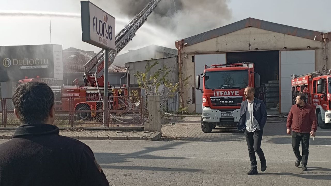 Mobilya Fabrikasında Çıkan Yangına Müdahale Sürüyor