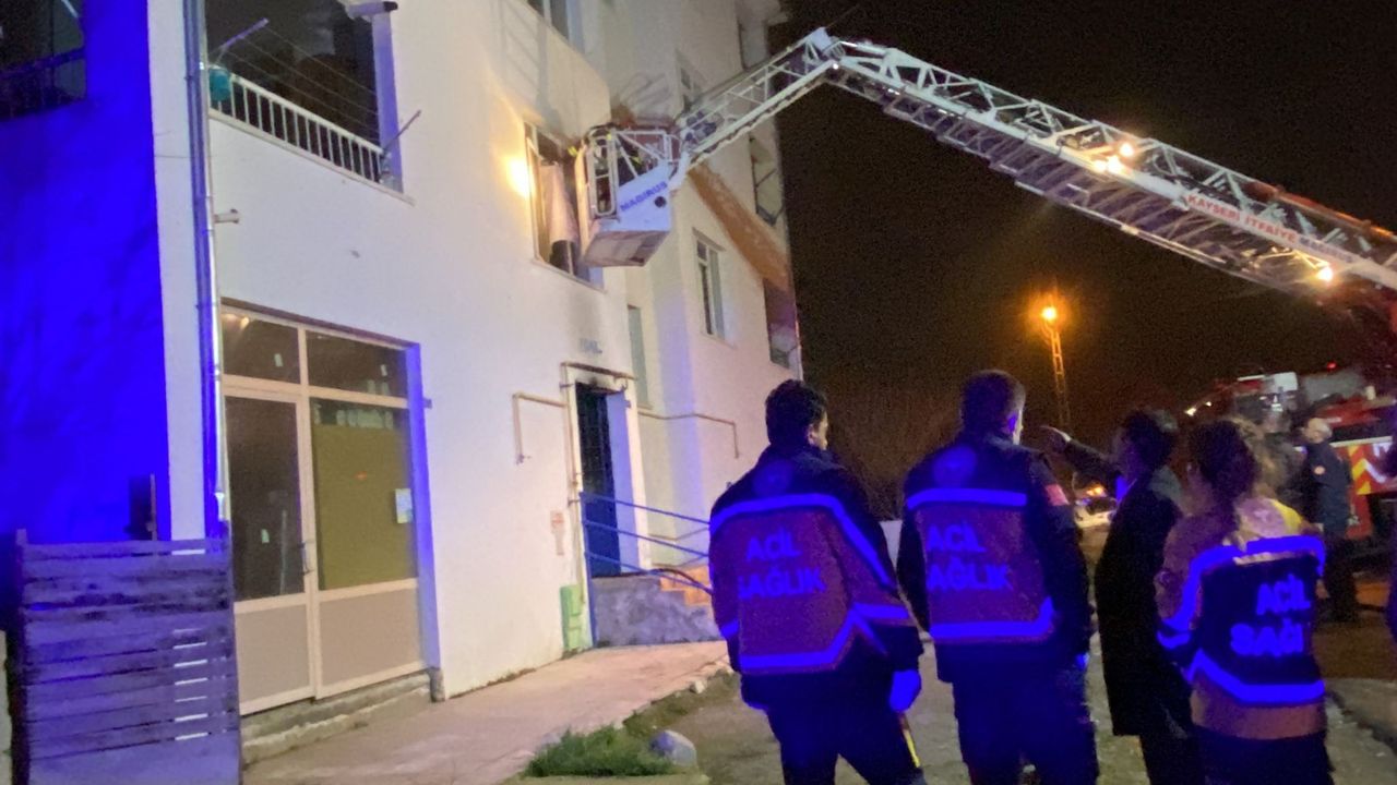 Apartmanda Çıkan Yangında 1 Kişi Öldü 8 Kişi Yaralandı