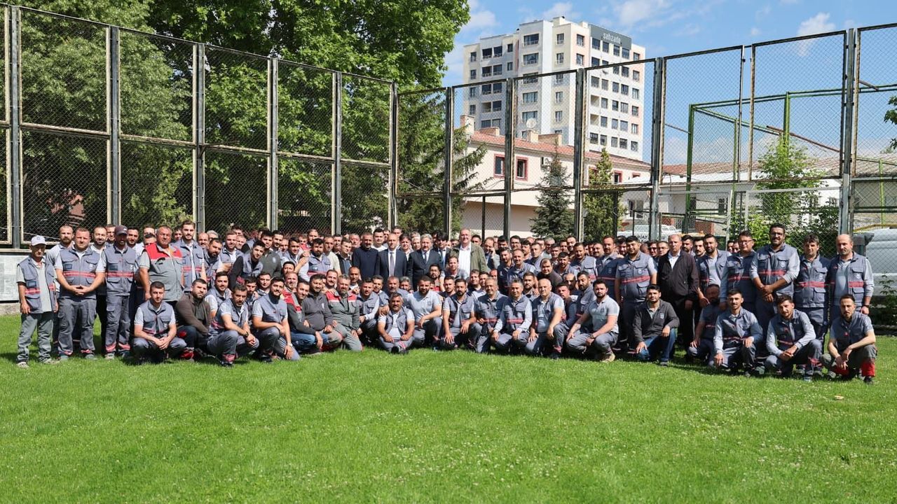 Başkan Palancıoğlu, Mesaiye Personel ile Bayramlaşarak Başladı