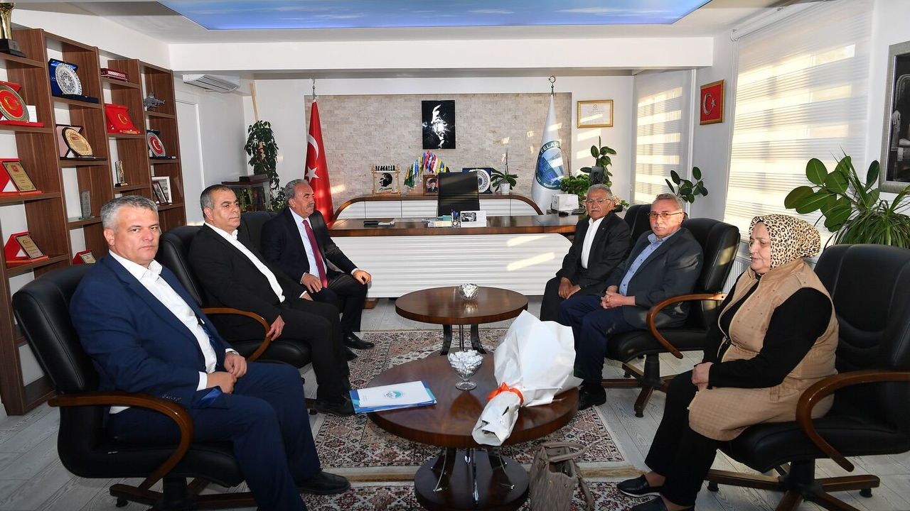 Felahiye Yolunda Hummalı Çalışma: Başkan Büyükkılıç Sahada