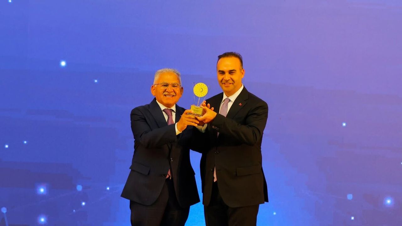 Kayseri Büyükşehir’in Rüzgârgülleri Ulaşımı Yeşil Enerjiyle Buluşturuyor