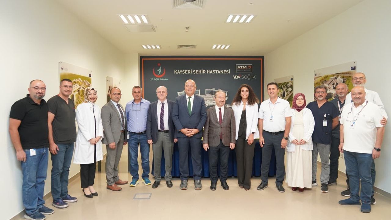 Kayseri Şehir Hastanesi’nde 3 kadın hekim aynı anda başardı!