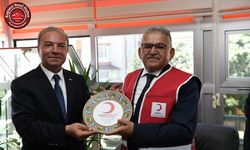 Büyükkılıç, Kızılay gönüllü yeleği giydi, kurban bağışladı