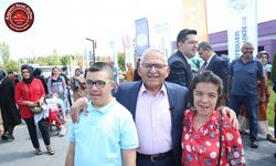 BAŞKAN BÜYÜKKILIÇ, EN ÖZEL ÖĞRENCİLERE KARNELERİNİ DAĞITTI