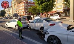 Zincirleme Kazada 7 Araç Birbirine Girdi