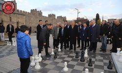 Bakan Akar, Tarihi Kalede Vatandaşlarla Buluştu