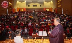 BAŞKAN YALÇIN’IN MİNİK ÖĞRENCİ İLE ŞİİR DÜETİ