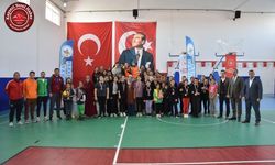 Tomarza’da Anneler Kızlar Voleybol Turnuvası Yaptı