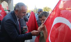 MHP İi Başkanı Demirezen 2 Bin Türk Bayrağı Dağıttı