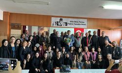 Ulu Çınarlar Korosu ve Liseli Gençler Atatürk'ün Sevdiği Şarkıları Seslendirdi