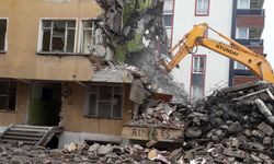 Kayseri’de Depremden Etkilenen Bina Kontrollü Şekilde Yıkıldı