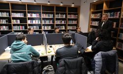 Palancıoğlu Kütüphanede Gençlerle Sohbet Etti