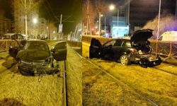 Sürücü Direksiyon Hakimiyetini Kaybetti: Tramvay Yolunda