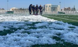 Amatör futbol sahalarının kar temizliği yapıldı