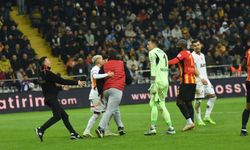 Sahaya giren taraftar, Muslera ve Mertens ile selfie çekti: Kayserispor taraftarları tepki gösterdi