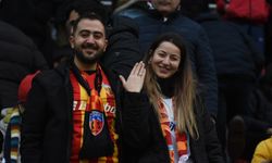 Kayserispor – Galatasaray maçında tribünde evlilik teklifi