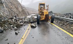 Kapuzbaşı’da heyelan nedeniyle kapanan yol ulaşıma açıldı