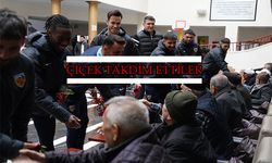 Kayserispor teknik direktörü ve futbolculardan huzurevine ziyaret