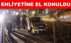 Alkollü sürücünün kullandığı araç tramvay hattına girdi