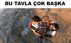 Yer çekimine meydan okuyan yamaç paraşütçüleri havada tavla oynadı