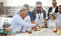 Büyükkılıç , engelsiz yaşam merkezin'de  özel çocuklarla  birlikte hamburger yaptı