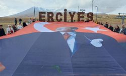 Erciyes Dağı’nda 102 metrekare Atatürk posteri açıldı