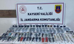 Jandarma, gümrüksüz 60 saat ve 34 güneş gözlüğü ele geçirdi