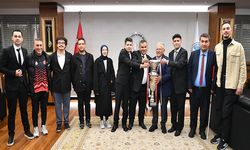 Başkan Büyükkılıç'a Sesi Görenler 1. Ligi'nde Kazanılan Şampiyonluk Kupası Takdim Edildi