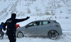 Pınarbaşı-Sarız arası yolda kalan araçlar kurtarıldı