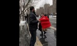 Kayseri İyilik Abisi Derneği, kent meydanında bin adet Türk bayrağı dağıttı