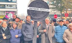 Hacıbektaş Kültür Derneği Kayseri Şubesi, CHP İl binası önüne siyah çelenk bıraktı