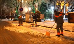 Melikgazi’de kar küreme ve tuzlama çalışmaları sürüyor