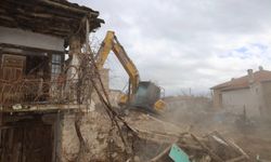 Yahyalı’da tehlikeli metruk binalar yıkılıyor