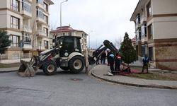 İncesu ilçesinde etkili olan şiddetli rüzgar nedeniyle bazı binaların çatıları zarar gördü