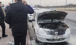 Kayseri'de seyir halindeki otomobil alev aldı