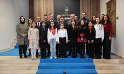 Vali Çiçek, İstiklal Marşı yarışmasının birincileriyle buluştu