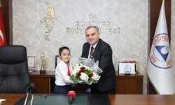 Rektör Prof. Dr. Altun, Koltuğunu Minik Emine Defne’ye Devretti