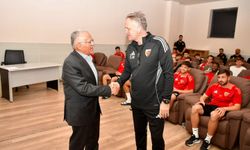 Başkan Büyükkılıç'tan Zorlu Maç Öncesi Kayserispor'a "Moral" Ziyareti