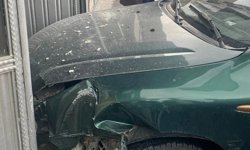 Otomobil İş Merkezine Girdi