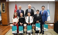 Büyükşehir’de Başkanlık Koltuğuna Minik Zeynep Oturdu