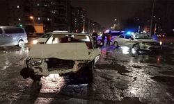 İki otomobilin çarpıştığı kazada hasar meydana geldi