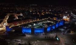 Büyükşehir Belediyesi tarihi surları mavi ışıkla aydınlatarak otizm farkındalığına dikkat çekti