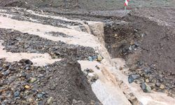 Yahyalı’da sağanak yağış Kapuzbaşı-Ulupınar yolunu ulaşıma kapadı